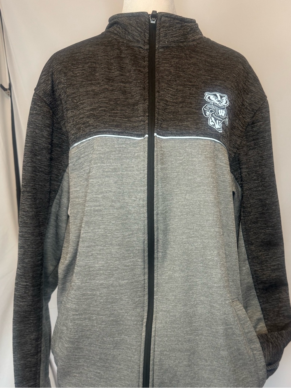 WISCONSIN BADGERS Men's Two-Tone Gray Full-Zip Performance Jacket, Pockets